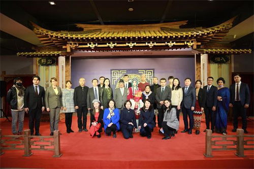 上合組織國家使節(jié)打卡全球吉慶生肖設(shè)計(jì)大賽邀請(qǐng)展 沉浸式體驗(yàn)中國生肖文化魅力