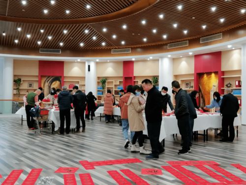 翰墨飄香送祝福 福建高院機關開展 寫春聯(lián) 送文化 活動